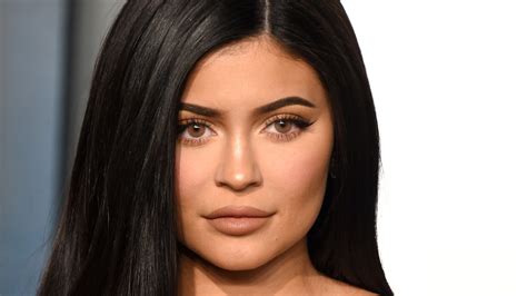 Kylie Jenner Inspires Fans To Look Amazingly Gorgeous In Nude Makeup