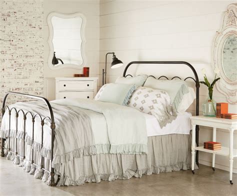 35 Stunning Magnolia Homes Bedroom Design Ideas For