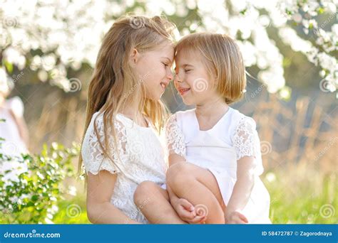 Portrait De Deux Amies De Petites Filles Image Stock Image Du T