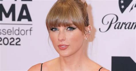 Taylor Swift Posts Very Rare Bikini Snap As She Strips To Pink Lace Bra