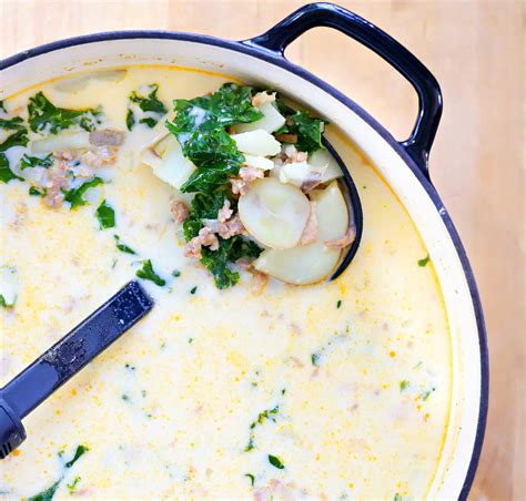 Zuppa soup adalah sup kental dengan pastry ala croissant yang ditaruh diatasnya seperti topi dan disebut sup bertopi atau zuppa soup. Copycat Olive Garden Zuppa Toscana Soup - Yummy Healthy Easy