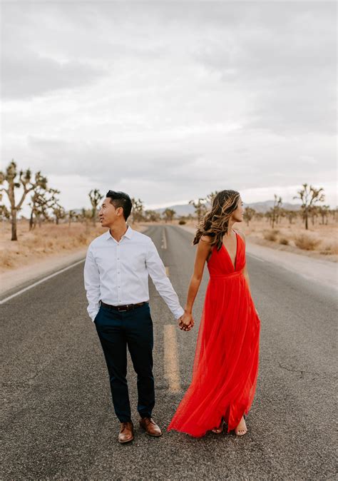 Joshua Tree Sunset Engagement In 2020 Engagement Photo Outfits Couple Photoshoot Poses