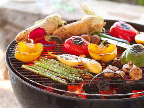Zucchini makes a great side dish to many of the excellent main course place zucchini slices throughout the grill and close lid. Gemüse grillen - so wird's richtig lecker! | LECKER