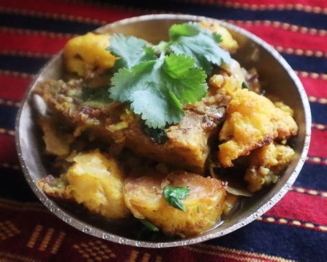 Aloo Phulkobi Masor Jool L Assamese Cauliflower And Potato Fish Curry
