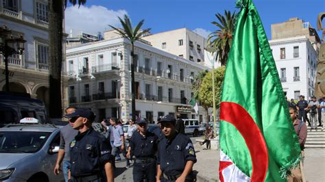 اتهامات جزائرية للمغرب بالتجسس واستهداف التلاميذ من خلال الفايسبوك