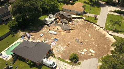 Sinkhole Opens Up And Swallows Two Homes In Florida Cute Pic