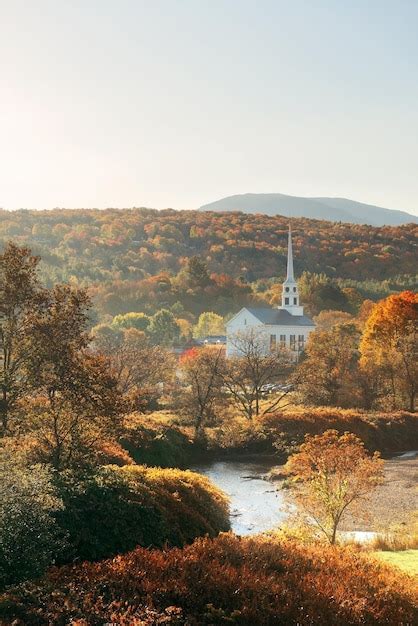 Free Photo Stowe Morning In Autumn With Colorful Foliage And