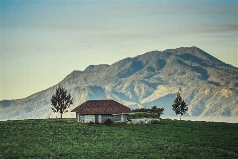 Pantai yang satu ini menyuguhkan. 25 Wisata Hits dan Kekinian di Malang, Banyak Spot Foto ...