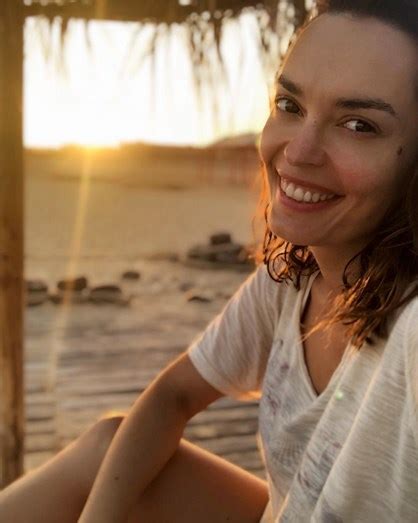 Melânia Gomes mostra se completamente nua na praia Nacional FLASH