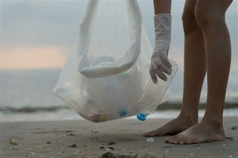 Save Ocean Volunteer Pick Up Trash Garbage At The Beach And Plastic