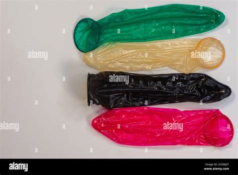 Muestra de condones de colores dispuestos en una plataforma Fotografía de stock Alamy
