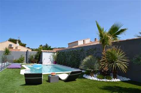 Je met enfin mes graminées en bacs (les beaux en bois que pat m'avait faits !.) Aménagement d'une piscine et d'un jardin contemporain à ...