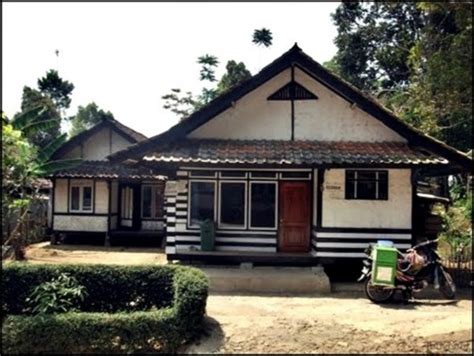 Contoh rumah di kampung model kota 2020 dapatkan ragam kumpulan ide untuk contoh rumah di kampung model kota 2020 dari berbagai model melalui situs designarsitektur.com salah satunya bisa anda dapatkan dibawah ini: 65+ Gambar Teras Rumah Kayu Sederhana Di Kampung Terbaik - Top Koleksi Gambar