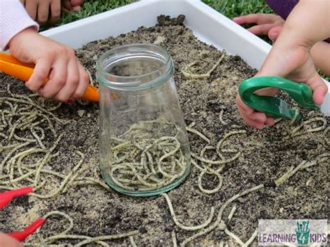 They also added dried, crunched up leaves that would serve as one thing that i learned during this process was that worms are nocturnal. Digging for Worms Sensory Play | Learning 4 Kids