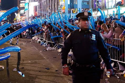 Times Square Packed With Revelers Security For New Years Eve The Blade