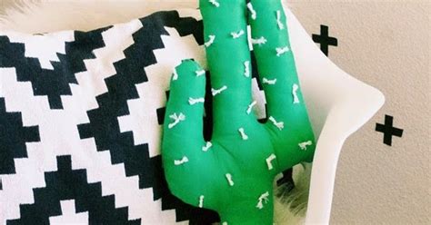 Además deberá tener un buen drenaje y si no haz unos agujeros en la a la hora de decorar cualquier espacio, las plantas y las flores suelen ser un recurso que nunca falla. Cómo hacer un cojín en forma de cactus ~ Solountip.com
