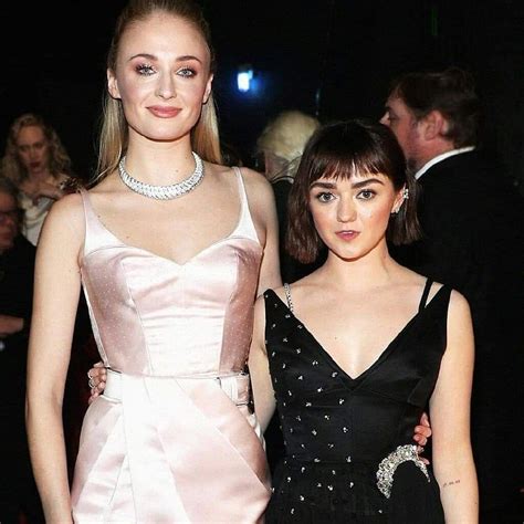 Always Here For Mophie Maisie Williams Head Turning Outfits Sophie