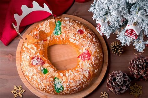 Premium Photo Traditional Epiphany Cake Roscon De Reyes With Paper