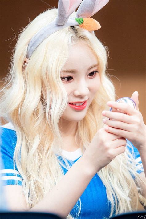 Jinsoul Pics On Twitter Singing In The Rain Fields Photography Odd Eyes
