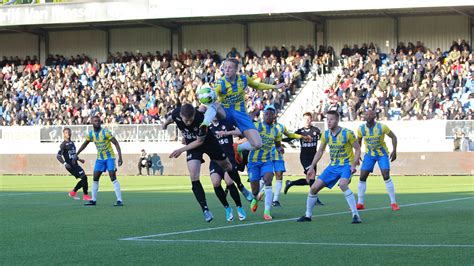 Sergio pena (53' pen) glenn bijl (87' pen) paul gladon (90'). ZO!34 - FC Emmen begint uitstekend aan play-offs