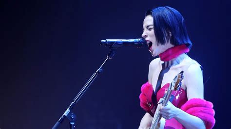 St Vincent Breaks The Ice With Her Guitar More Personal Songs At Chicago Theatre Chicago Tribune