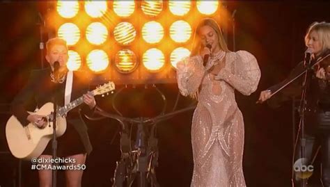 beyonce rocks zuhair murad to cma s performs daddy lessons with dixie chicks [video