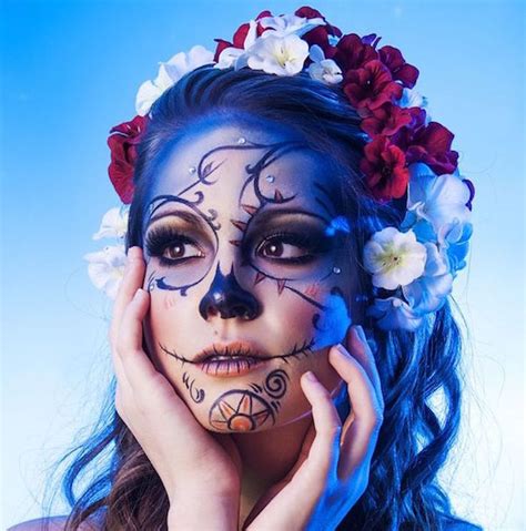 Commencez par dessinez la silhouette de la tête de mort. Maquillage Squelette Femme Mexicain