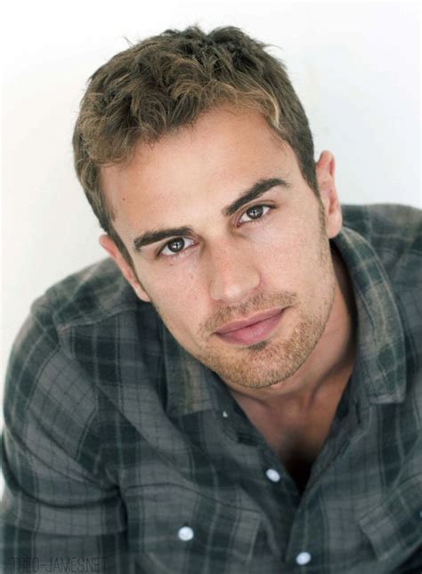 Hollywoods Hottest Actors Under 40 Theo James Actores Actores Guapos