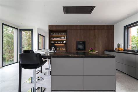 New products are released continually. Cocina moderna con isla en color gris nogal