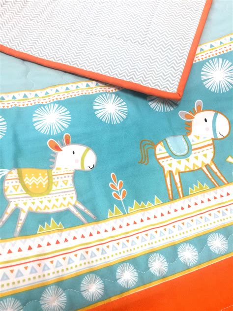 ↑patchwork die decke besteht aus mindestens zwei, in der regel aus drei… … deutsch wikipedia. Quilt - Patchwork-Decke - Kinderdecke "Happy Horses ...