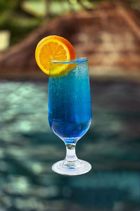 One of the web's largest collections of lemon vodka cocktail recipes, with a list of the most to make one drink: Blue Lagoon - Vodka, blue curacao & lemonade | 음료, 칵테일