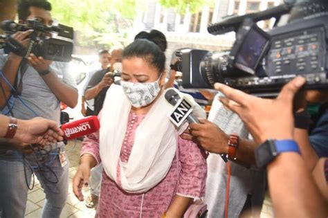 Bharti And Husband Haarsh Limbachiyaa Arrive At Ncb For Drug Probe Filmibeat