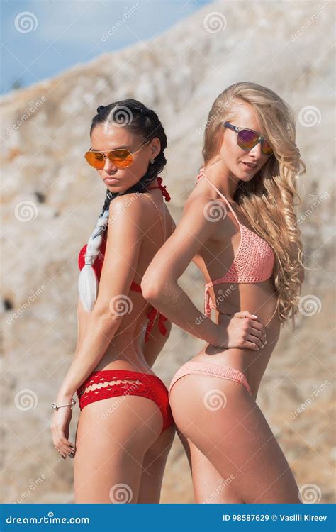 mooi meisje in een bikini op het strand stock afbeelding image of dame gezond 98587629