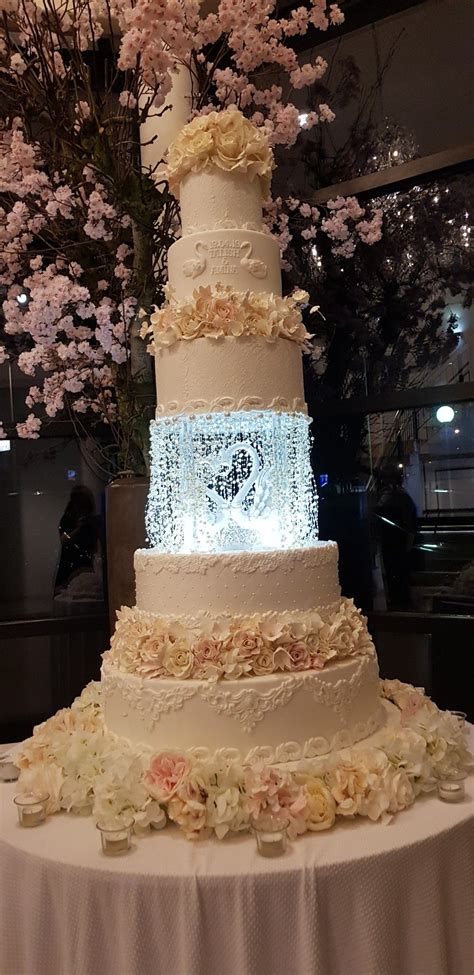 Pin By Jody Hale On Wedding In 2021 Extravagant Wedding Cakes Big