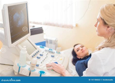Grossesse D Essai D Ultrason Gyn Cologue V Rifiant La Vie Foetale Avec Le Scanner Examen Photo