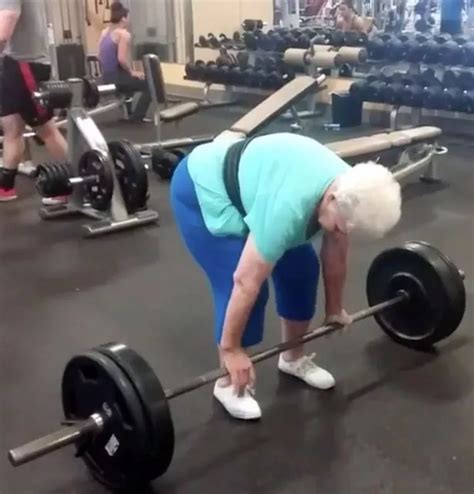 grandma aged 78 couldn t get out of chair now she deadlifts 225lb weights in the gym mirror
