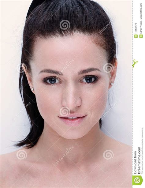 Cara Del Primer De La Mujer Joven Con Maquillaje Diario Foto De Archivo