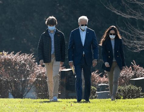 Beau married hallie olivere biden in 2002 and their children natalie biden and robert hunter biden ii were born 2005 and 2007, respectively. Cháu nội ông Joe Biden điển trai không kém gì Barron Trump
