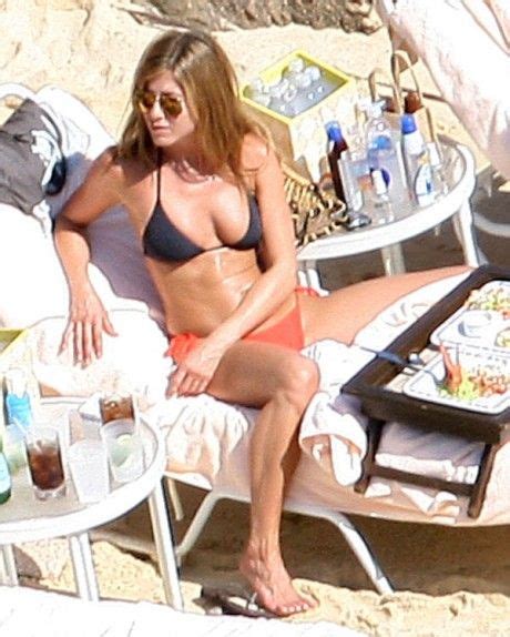 Jennifer Aniston Still Sunbathes On The Beach 8 Photos Izismile Com