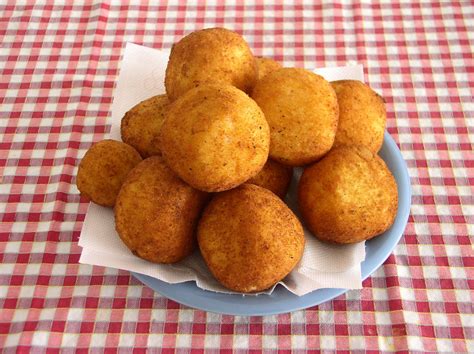 Se hai cucinato del riso e ti è avanzato non buttarlo, utilizzalo per preparare queste ricette deliziose! Ricetta Arancini Siciliani: Ecco la Ricetta Tradizionale!