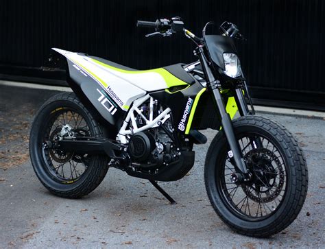 Sisanya, hanya ubahan pada grafisnya saja yang meningkatkan nilai estetikanya. #husqvarna701 #streettracker #701flattracker | Supermoto ...