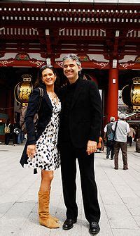Anyone who is a parent, anyone who knows the precious responsibility of being a mother or a father, will fully grasp the meaning of this piece. Andrea Bocelli mit seiner Freundin, Veronica Berti ...