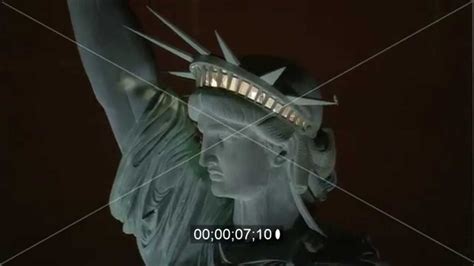 Originalverpackt, nur die folie der verpackung ist. Kopf der Figur der Freiheitsstatue von New York bei Nacht ...