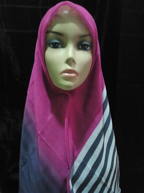 Bagi beliau, rekaan tudung bawal atas jenama aidijuma ini tercipta dengan impian untuk menghasilkan tudung yang mudah dipakai, menarik dan trendy. NIYAZ COLLECTION: TUDUNG BAWAL STRIPES ALA AIDIJUMA