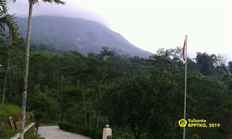 Hari ini sementara operasional jip wisata di lereng merapi dihentikan setelah kejadian musibah kemarin, kata bupati sleman ia mengatakan pemeriksaan ini diperkiarakan akan berlangsung cukup lama mengingat saat ini jumlah armada jip wisata di lereng merapi lebih dari 800 unit. Gunung Merapi 25 Kali Gugurkan Lava Pijar Hari Ini : Okezone News