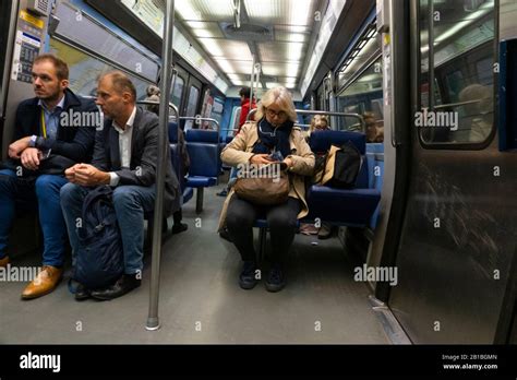U Bahn Passagiere Paris Stockfotos Und Bilder Kaufen Alamy