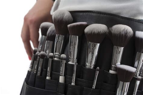 different types of makeup brushes