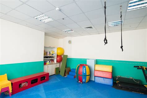 香港兒童醫院（英語：hong kong children's hospital，縮寫：hkch；於計劃時稱為兒童專科卓越醫療中心，英語：centre of excellence in paediatrics）是一所兒童醫院，位於香港九龍啟德承昌道1號，即啟德原南停機坪近啟德橋，觀塘避風. 兒童復健 - 萬華醫院