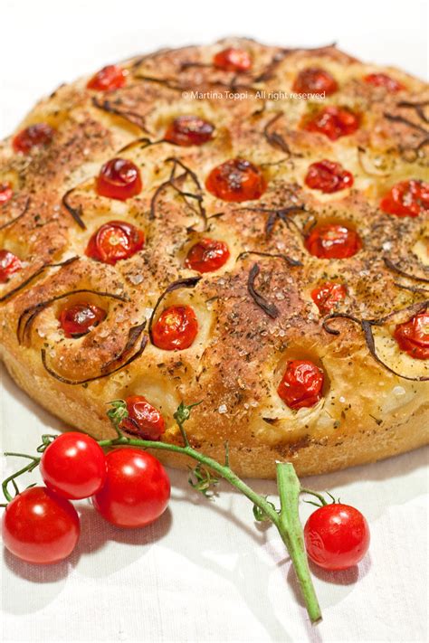 Ottima sia che cruda che cotta, le cipolle di tropea sono utilizzate per arricchire primi piatti, sfiziosi secondi e pizze prelibate. Focaccia pugliese con pomodorini, cipolla e origano ...