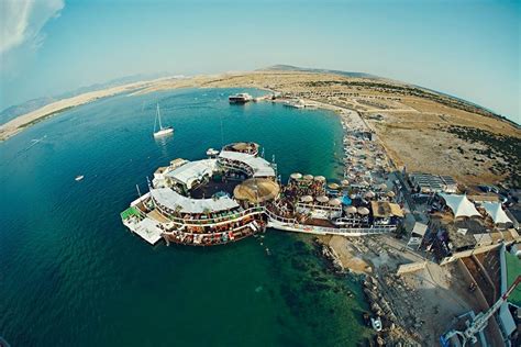 A one of a kind club that found its place at the famous zrce beach on the island of pag. Noa Beach Club am Strand Zrce | Kroatien Reiseführer √